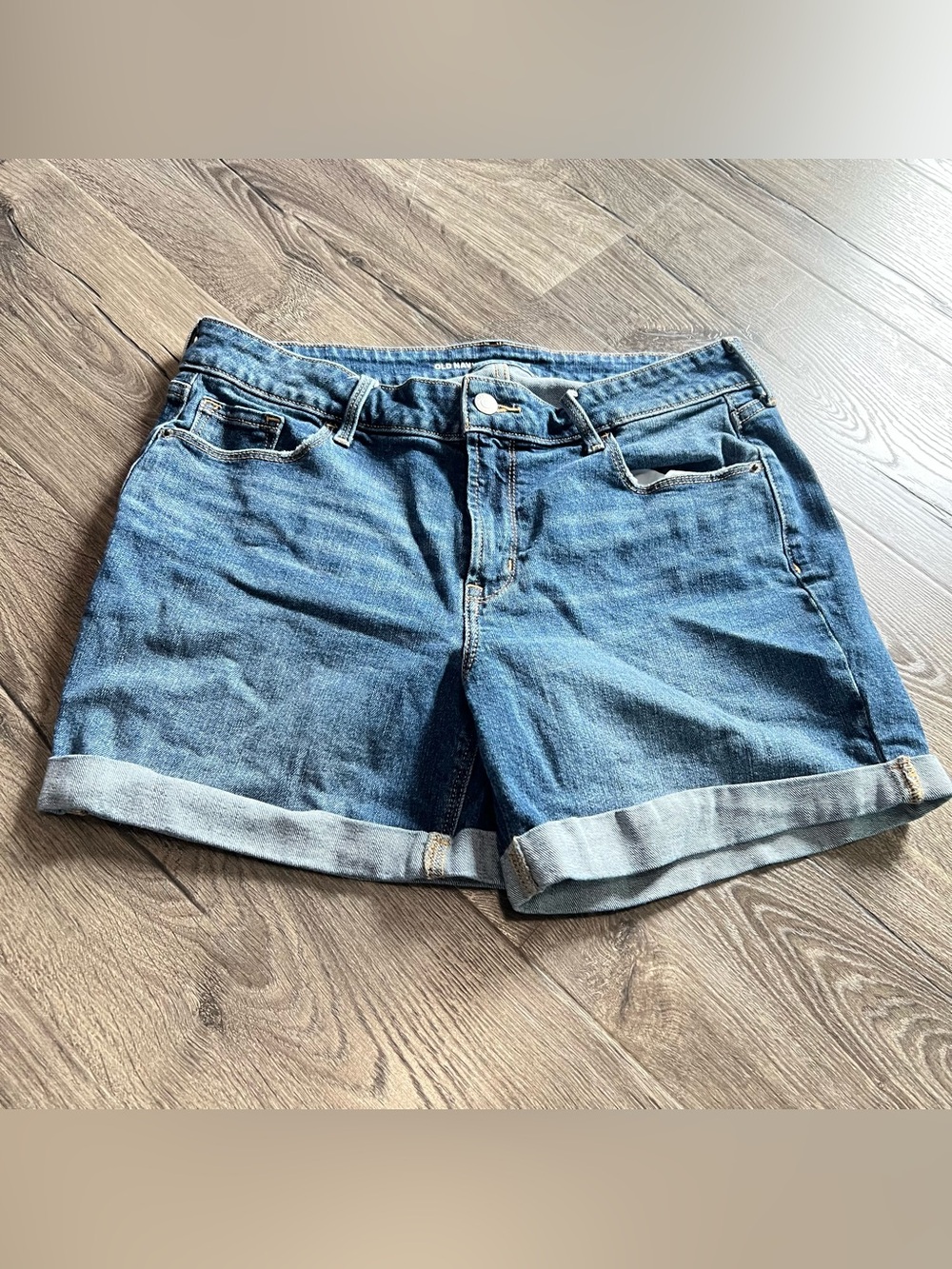 Old Navy Women’s Midrise Size 10 Rolled Cuff Medium Wash 5” Inseam